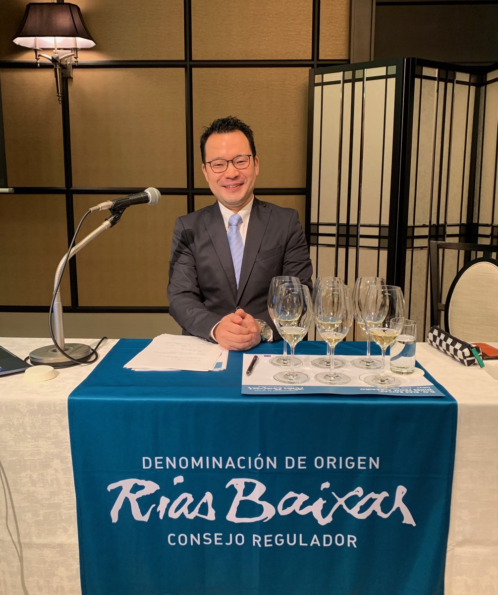 vin_fumiko's tweet photo. リアス・バイシャス生産者協会主催マスタークラスセミナー。Ramon Huidobro Vega会長の挨拶の後、菊地貴行講師が 6種の #Albarino の試飲を交えながら、概要や #ValdoSalnes #CondadodoTea #Orosal 等5つのサブ・ゾーンについて解説。潮風がもたらす“塩味”が特徴的だったワインたち #RiasBaixas https://t.co/cOw4vmTajf