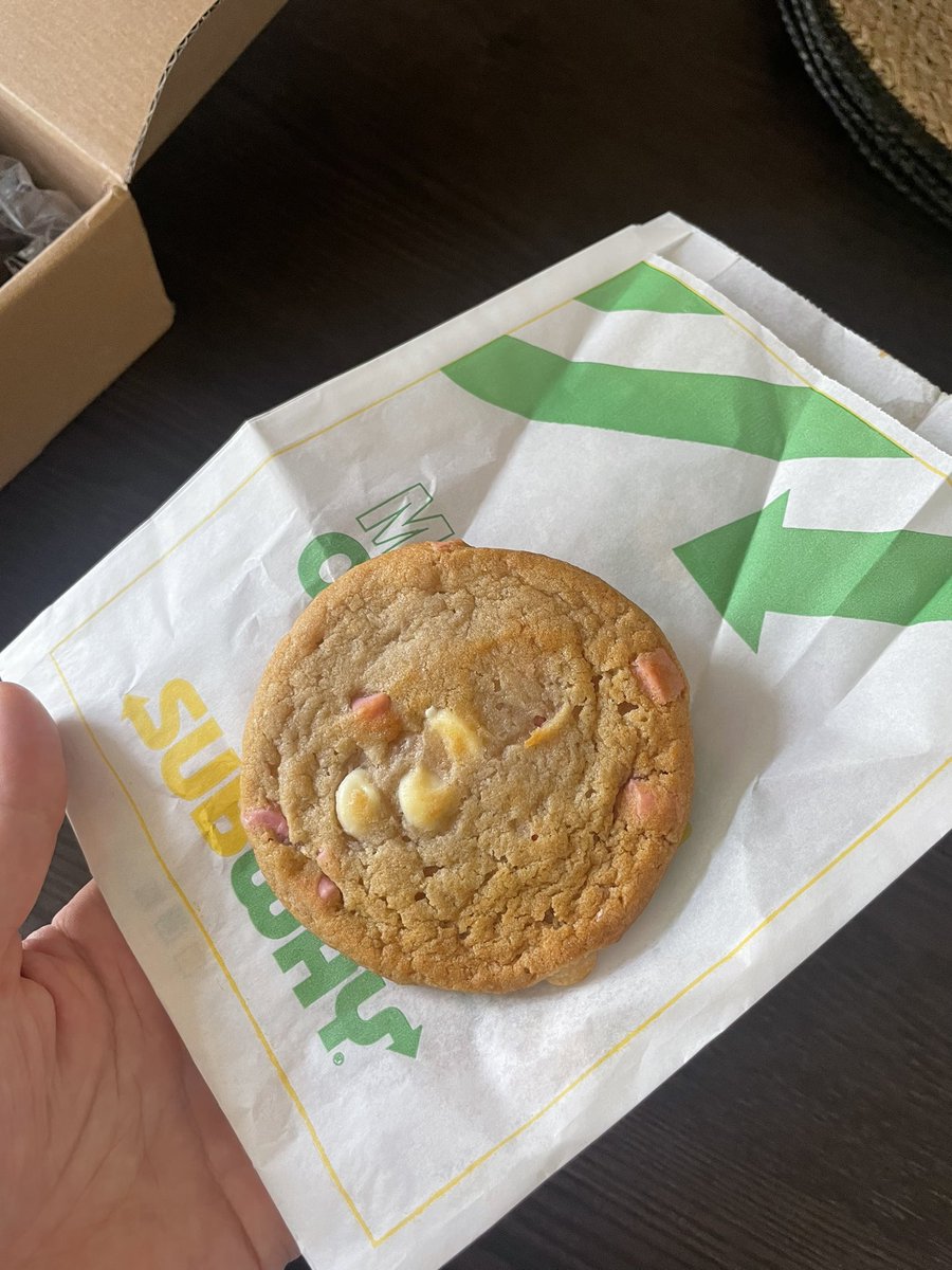 The universe must be telling me to eat cookies today! 🍪 
<a href="/ypi_scotland/">YPI Scotland</a> thank you so much for the kind gift box of cookies delivered to my door! And thank you to the very generous ex-pupil from <a href="/StMungosFalkirk/">St Mungo's HS</a> working in subway who threw in a freebie for me😂
