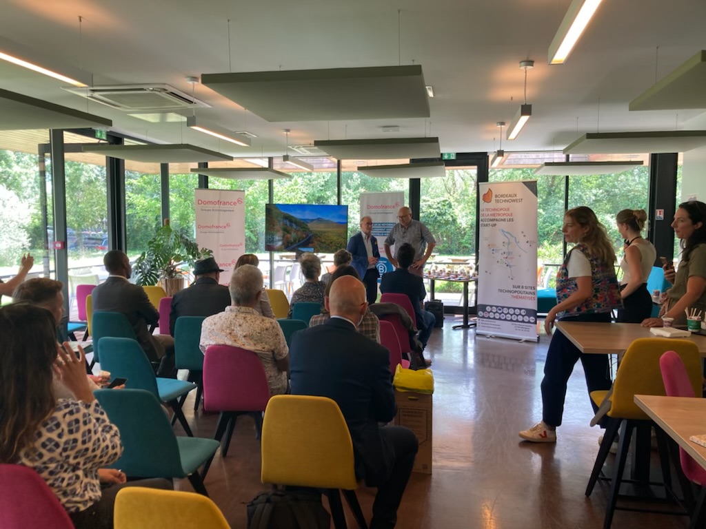 Bdx_Technowest's tweet photo. 📣 Les #startup de la Techopole pitchent chez notre partenaire Domofrance !

🗝️ La #RSE, une thématique clé au cœur de la stratégie de Domofrance.

🔟 startups accompagnées par @Bdx_Technowest   présentent leur solution à la Direction et aux collaborateurs de Domofrance👏 https://t.co/72khYJ4IBN
