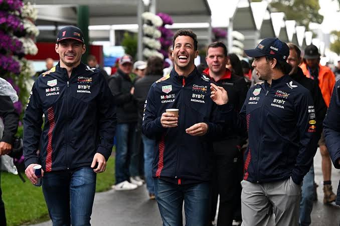 GERİ Mİ DÖNÜYOR 👀 🗣️ Ricciardo: 'Dürüst olmak gerekirse eğer her şeyi kendi istediğim gibi yapabilseydim kariyerimi Red Bull'da bitirmek peri masalı olurdu.' 'Neler olacağını göreceğiz. Muhtemelen biraz daha iyi olmam gerekecek ama buraya geri dönmek gerçekten çok güzel.'