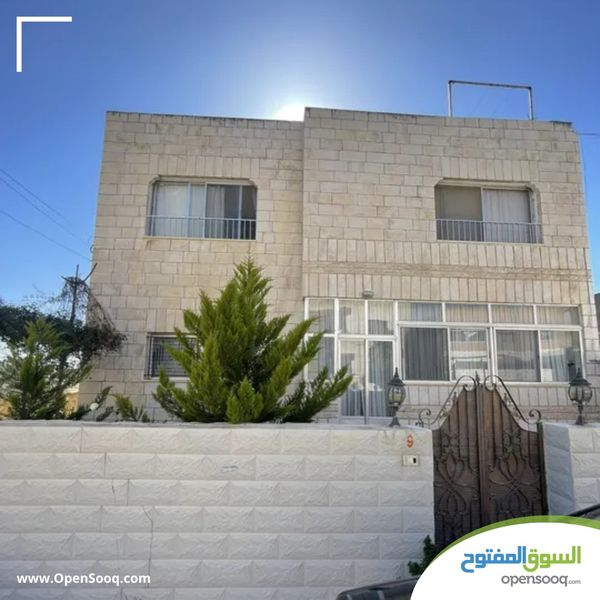 OpenSooqJordan's tweet photo. بيت مستقل للبيع 🏡
مساحة البناء 165 م٢
مساحة الأرض 310 م٢
طابقين بمساحة 165 م لكل طابق
حديقةواسعة مزروعة بمختلف الأشجار
3 غرف نوم
3 حمامات
السعر وكامل التفاصيل بتلاقوها في الرابط التالي 👇
https://t.co/T7TT8262y4 https://t.co/7374tBeInM