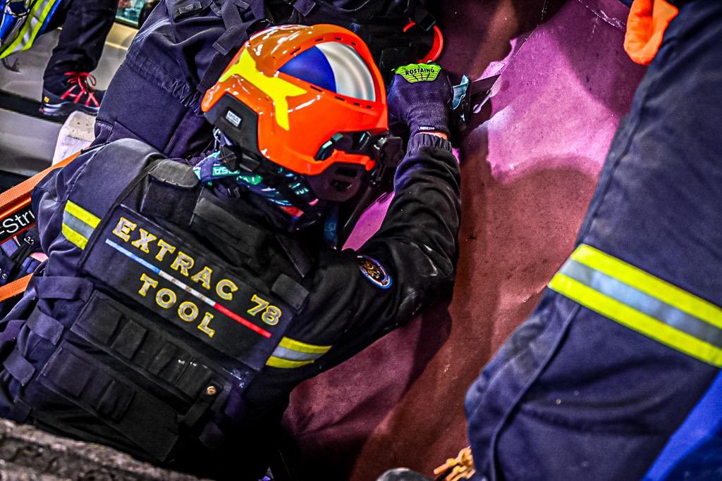 pompiers78's tweet photo. [#Challenge] Premier passage de l’équipe secours routier ce jour. Bravo à eux 👏🏻
Ils passeront leur deuxième épreuve demain à 17h35. @Extrac78 https://t.co/mKHvVyTxHX