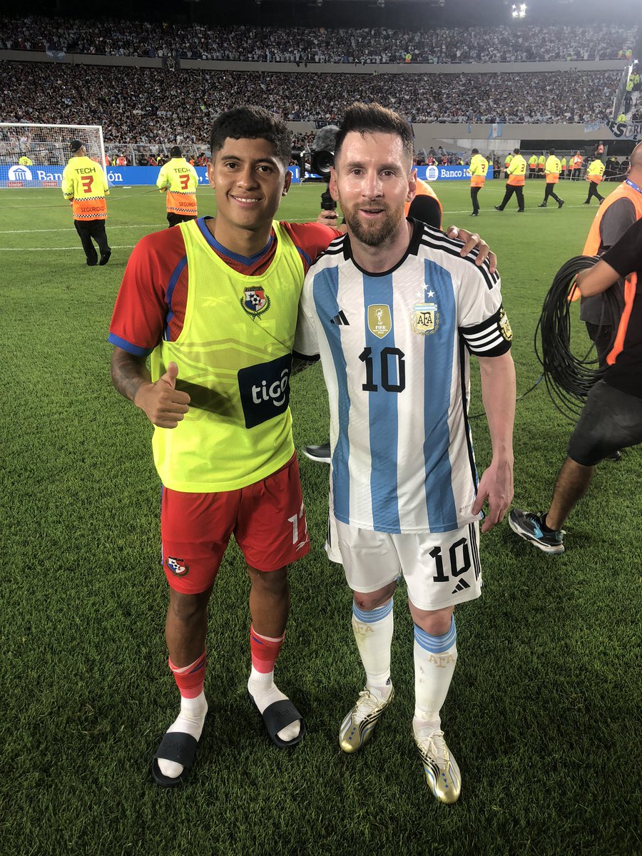 Quintero_1923's tweet photo. TBT con el 10⚽️👀 https://t.co/1fUF6QPTfm