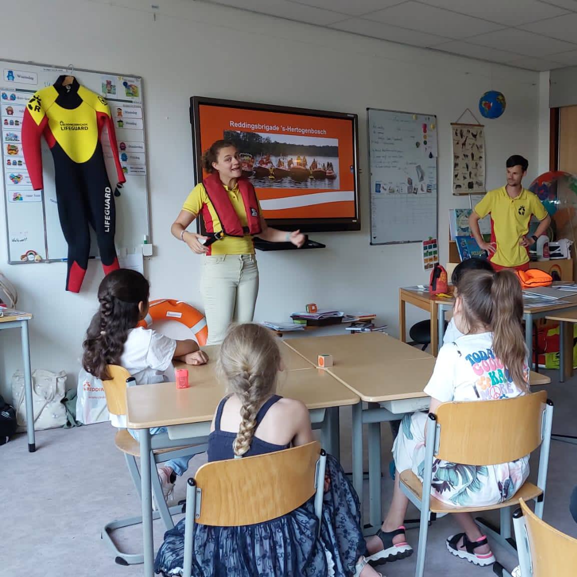 Lifeguards van Reddingsbrigade 's-Hertogenbosch hebben voorlichting gegeven aan NT2-leerlingen. Dit zijn leerlingen die onder andere gevlucht zijn uit hun thuisland en nu in een speciale klas zitten om Nederlands te leren. meer: facebook.com/reddingsbrigad… #reddingsbrigade
