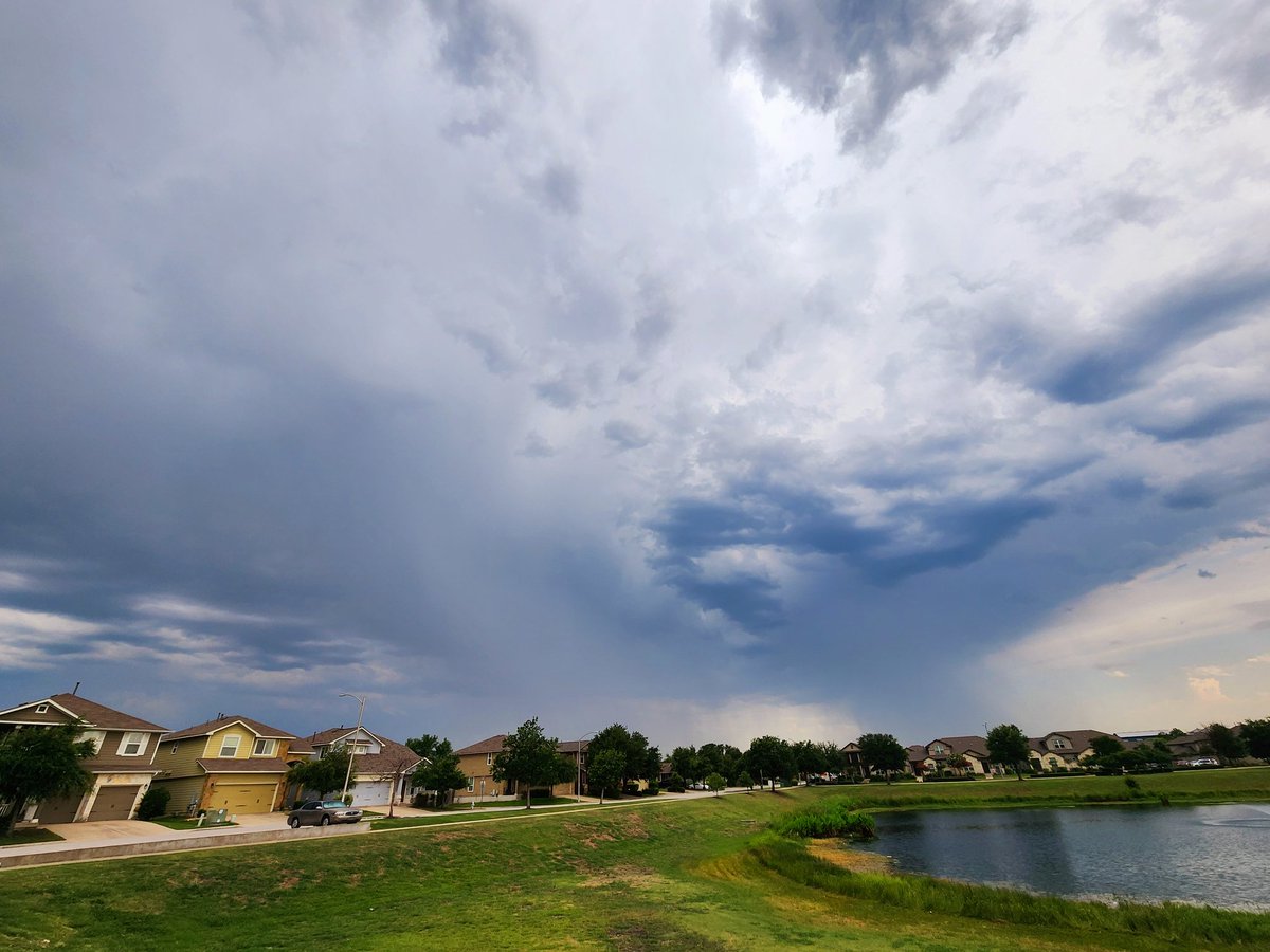 Cirrus861's tweet photo. Stormy morning in Austin! @averytomascowx @ChikageWeather @TravisCOSW https://t.co/JElMpSjAHO