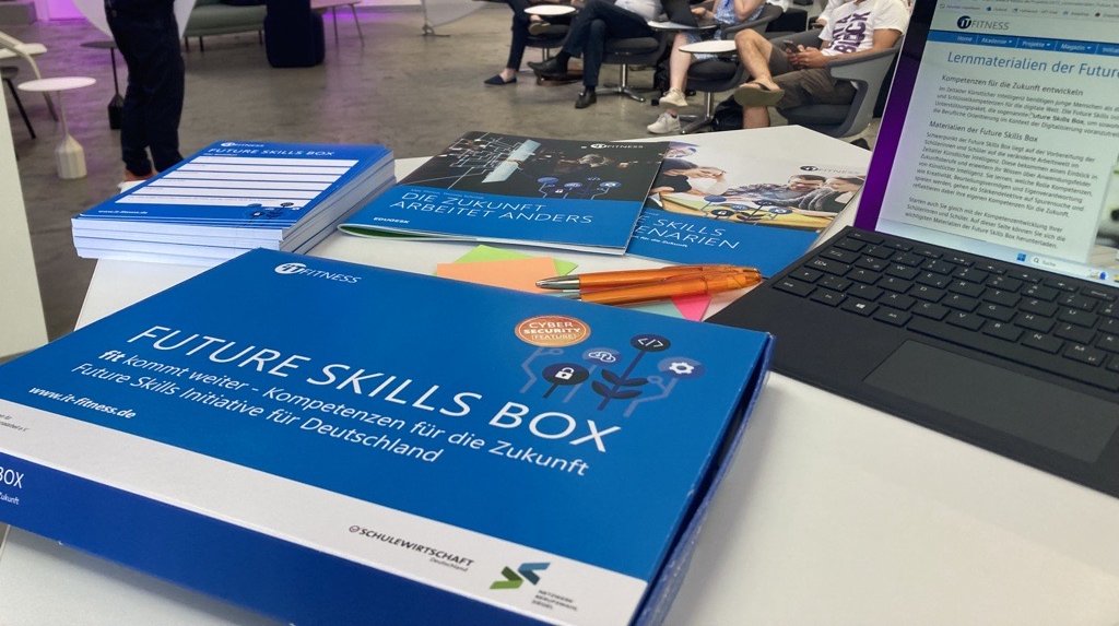 ITFitness_DE's tweet photo. Blicken wir in die #FutureSkills Box! Auf diese #Kompetenzen kommt es in Zukunft u.a. an: Offenheit für Veränderung und Experimentierfähigkeit. „Also nutzen Sie #ChatGPT im Klassenzimmer!“ @JuttaSchneider 
#futurework23 @MicrosoftBerlin @DieBDA https://t.co/n2PnF47EhR