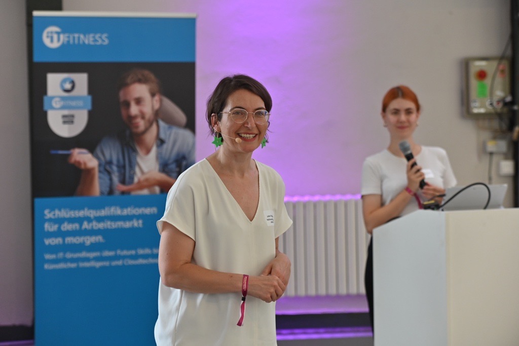 ITFitness_DE's tweet photo. Blicken wir in die #FutureSkills Box! Auf diese #Kompetenzen kommt es in Zukunft u.a. an: Offenheit für Veränderung und Experimentierfähigkeit. „Also nutzen Sie #ChatGPT im Klassenzimmer!“ @JuttaSchneider 
#futurework23 @MicrosoftBerlin @DieBDA https://t.co/n2PnF47EhR