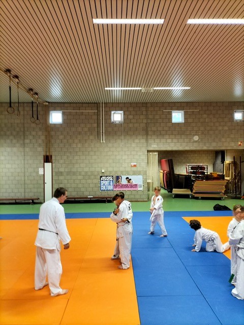 JFSCLimburg's tweet photo. Op steeds meer plekken is de @kieseenclub campagne zichtbaar💪 Ook budovereniging Herkenbosch en @tpcvolharding helpen om kinderen MEE te laten doen!
Geen geld voor muziekles 🎻 of judo 🥋? Wij betalen de contributie of het lesgeld. Vraag hulp: ga naar https://t.co/4P7ZBUTWls. https://t.co/l4sNR3ywXc