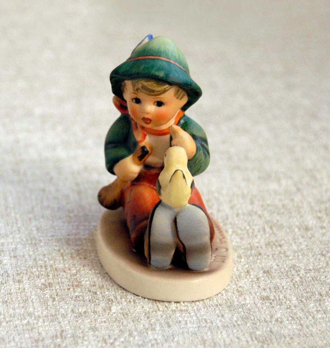 🤎⭐️🤎NOSTALGIC Figurine ~ an Original Goebel Hummel
etsy.com/NutmegCottage/… #original #vintage #figurine #etsy #pottiteam #forsale #buynow #thursdayvibes