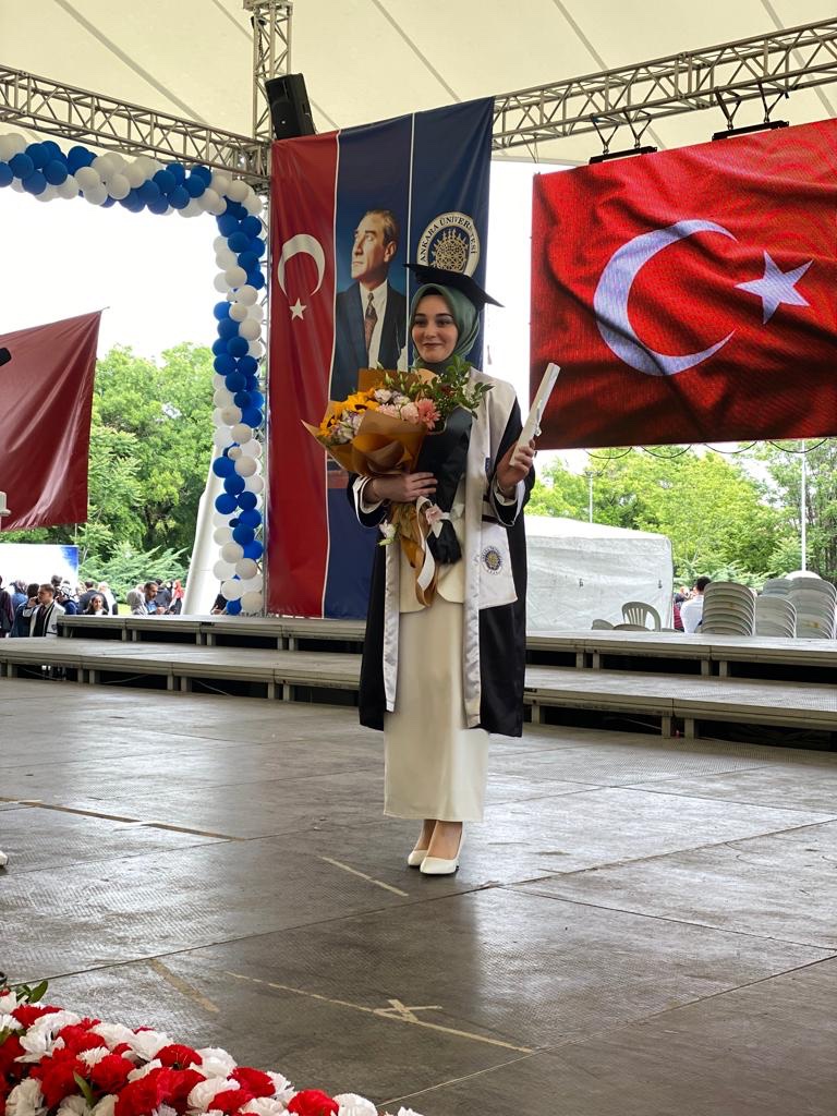 Beyzablc1's tweet photo. 🎓🎓🌸🌸 https://t.co/UjRQ3aJ8C6