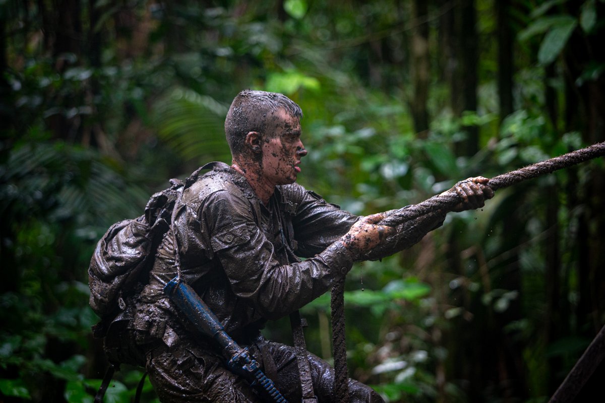 SaintCyrCoet's tweet image. [ Se confronter à l’enfer vert ]
Humilité, dépassement de soi et sens du collectif.
Félicitations aux élèves-officiers de la Promotion Le Cocq qui se sont vu remettre leur brevet aguerrissement.
Selva !
#FiersDeNosSoldats
📸 @Chefdecorps3REI - #CEFE