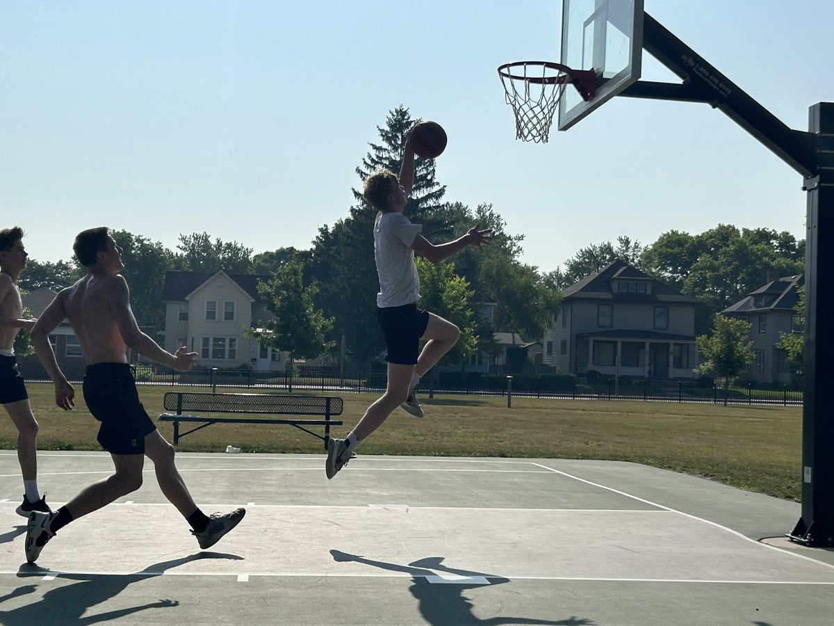 BlugoldsHoops's tweet photo. Today’s summer session looked a little different for the guys! https://t.co/Nrx5OYQoWF