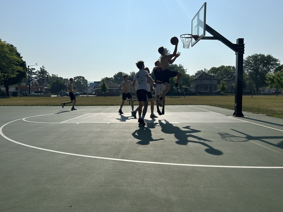 BlugoldsHoops's tweet photo. Today’s summer session looked a little different for the guys! https://t.co/Nrx5OYQoWF