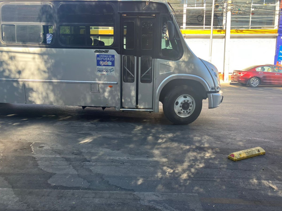 ciudadhumanahoy's tweet photo. Nuevamente unidad de Qro bus estacionada sobre paso peatonal en calle Independencia esquina con Ejército Repúblicano. Se ha reportado muchas veces @AMEQueretaro @QrobusO. ¿Cuando van a capacitar a choferes? https://t.co/Aym5YUAv94