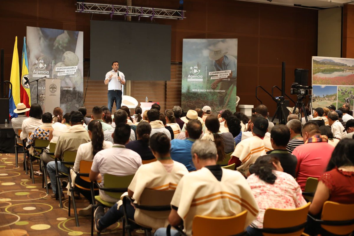 OficialELC's tweet photo. Las experiencias vividas desde las estrategias de comercialización de #Nectar y #RonSantaFe fueron escuchadas por los asistentes que viven de la siembra y venta de los productos del campo. https://t.co/S8nRpmfDCc