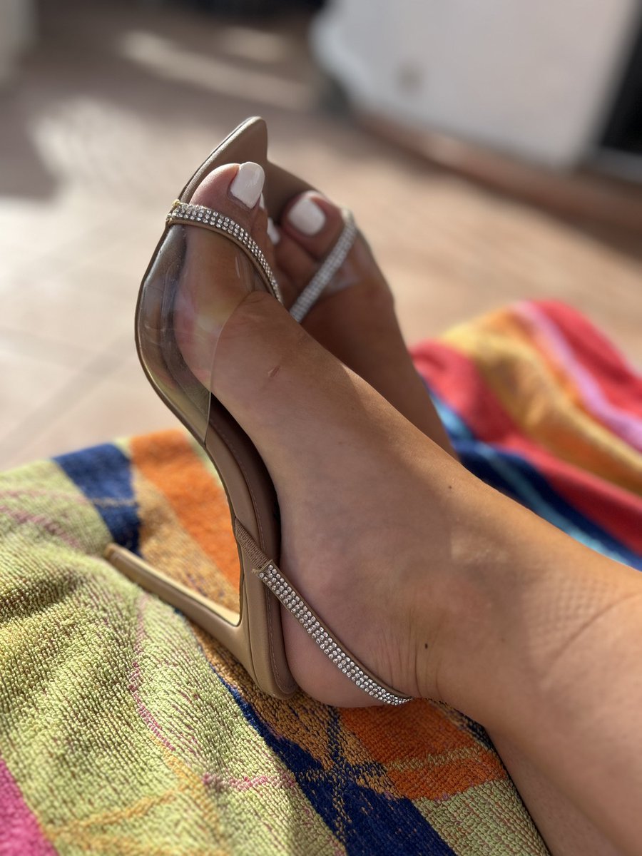 Footfeast1's tweet photo. ♥️

#transparentheels #stilettoheels #fashionshoes #toptrending #highheelshoes #anklestrapheels #whitetoenails #womenshoes #highheels #footfetish #pointedtoeheels #highheelsfashion #laceupsandals #highheelsaddiction #pointedtoe #heelslove #lovestiletto https://t.co/Tl72PM714z