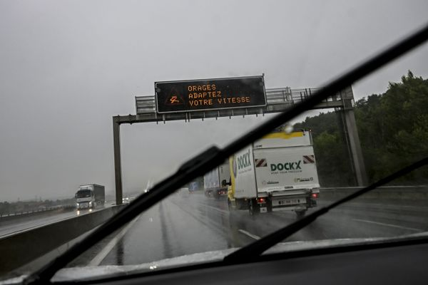 f3Alpes's tweet image. 🔴#ORAGES. Fortes pluies, vents violents et chute de grêle en #Isère et en #Savoie, la circulation des trains interrompue entre #Chambéry et Saint-André-le-Gaz, et autour de #Grenoble.
Suivez la situation en direct ici ⬇️
france3-regions.francetvinfo.fr/auvergne-rhone…