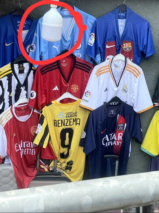 ما شاء الله المحلات في أوربا تطورت في وضع اللمبات في مكان مقنن لتحسين منظر العرض 😄😇