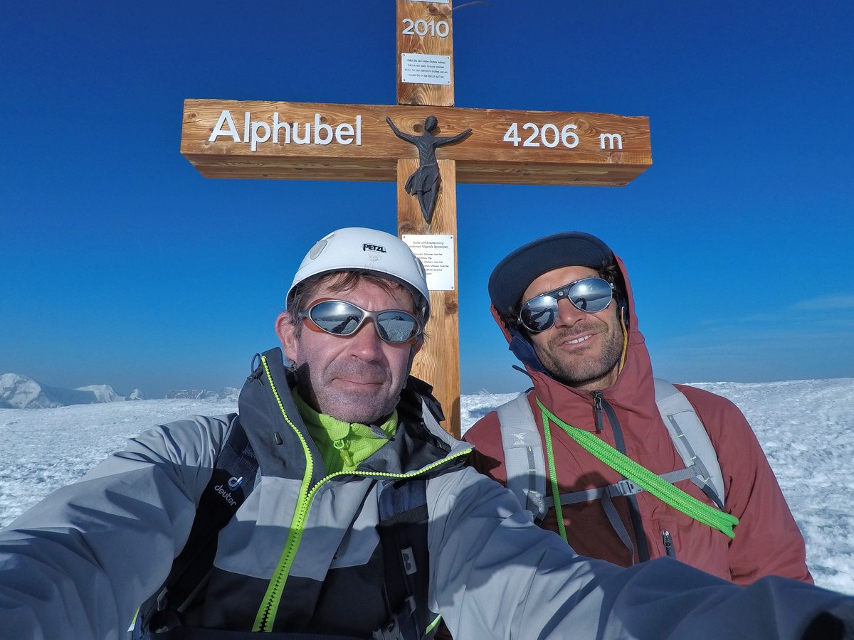 IARCWHO's tweet photo. J-5 des ascensions de Guillaume Lesaffre &amp; Renaud Courtois!
Ils graviront 15 sommets de +4000m dans 3 pays en seulement 4 jours pour sensibiliser sur la prévention du #cancer.
On peut tous lutter contre le cancer. Les🏔️ne vous conviennent pas? Commencez par grimper les escaliers! https://t.co/ol4JbjaYmd