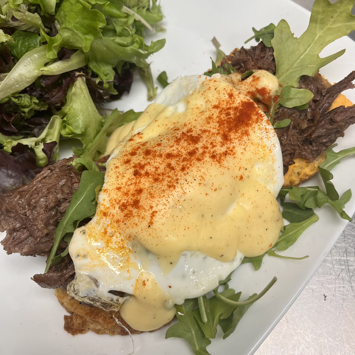 TheSquareCafe's tweet photo. For the love of a Bene! 🍳 

We’re showing lots of love for Eggs Benedict on our NEW MENU! Each served with 2 poached eggs and a side of mixed greens with lemon oil. https://t.co/p99haxvtRm