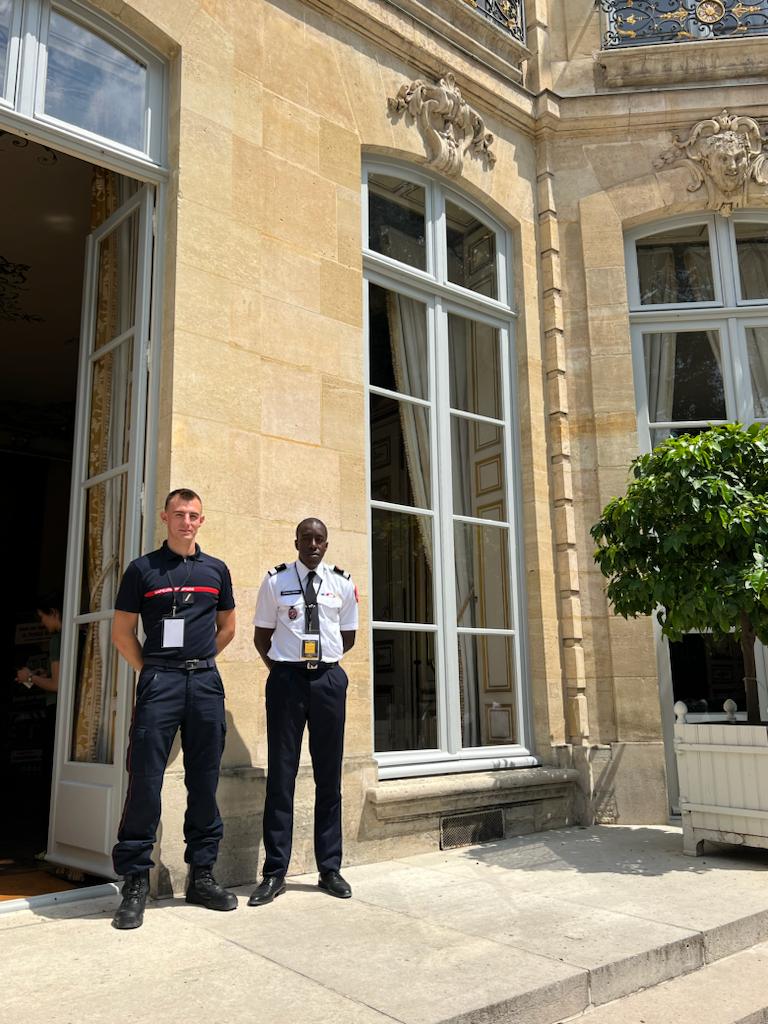Depuis plusieurs mois, le capitaine Kébé participe au Conseil National de la Refondation Jeunesse, notamment sur l'engagement citoyen.
Hier s'est tenue la restitution des idées retenues par <a href="/Elisabeth_Borne/">Élisabeth BORNE</a> et les #Pompiers95 étaient invités afin de présenter leur activité à 200