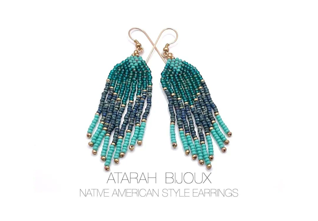 Turquoise & Gold Native American Style Tassel Earrings
#Earrings #BohochicJewelry #EthnicEarrings #JewelryTrends #UKSmallBusiness #Accessories #AtarahBijoux #TasselEarrings #DangleEarrings
buff.ly/3IXLMMO