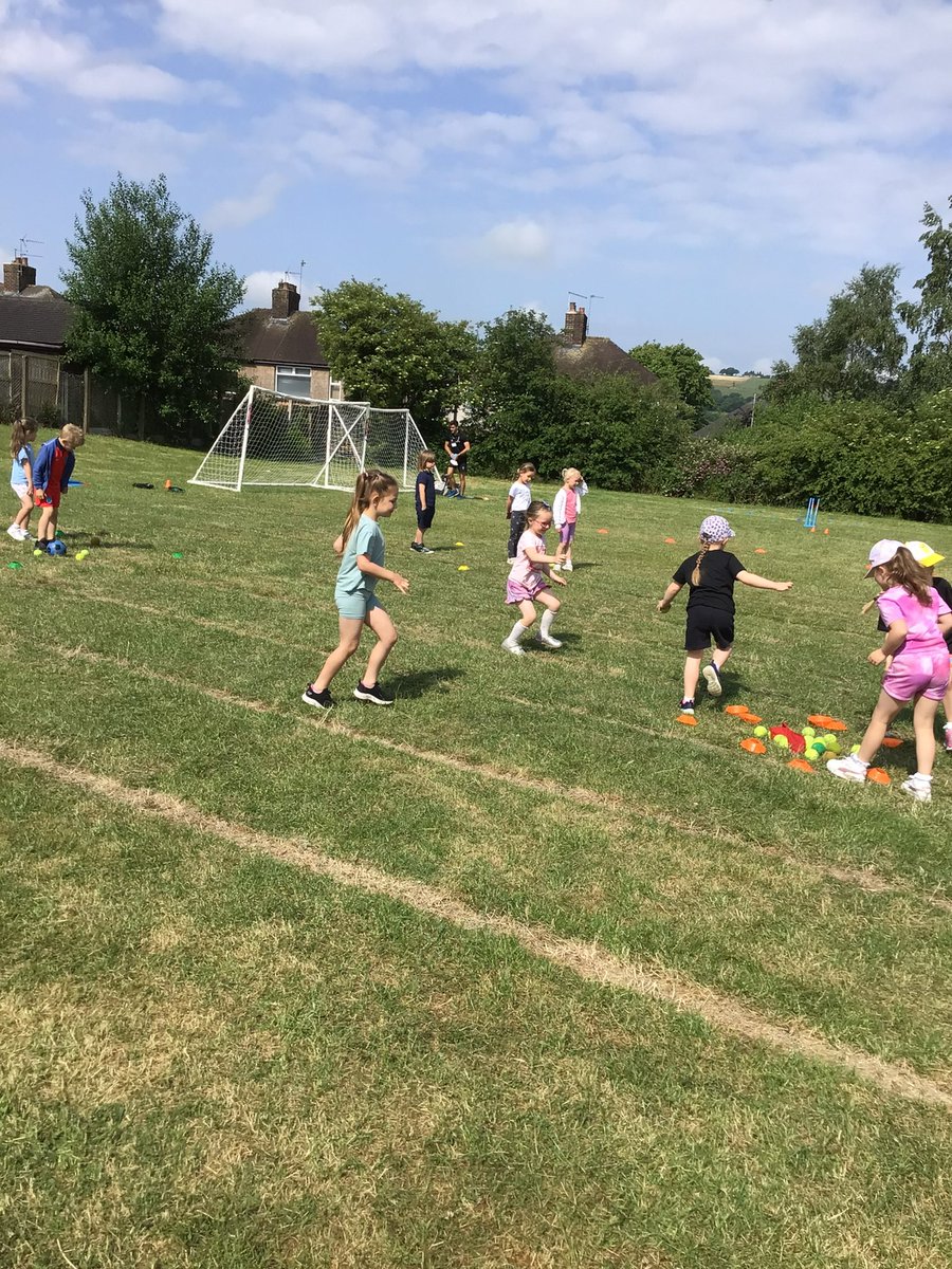KingsfieldSch's tweet photo. The new Perfect Panthers have had so much fun in their new class with their new teachers! We have been painting panthers, playing cricket and getting to know each other 😄💙 https://t.co/56mqafCWOy