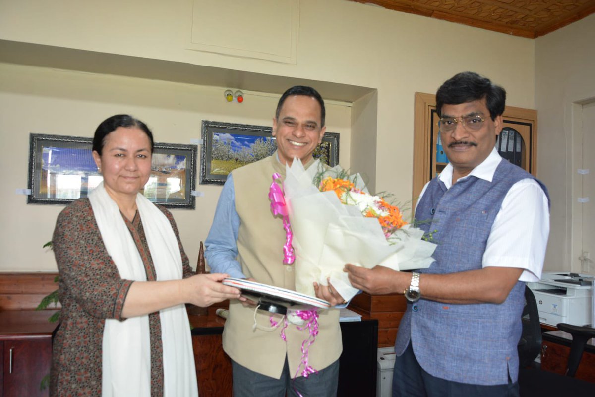 DARPG_GoI's tweet image. Union Secretary Shri V Srinivas and officials of @DARPG_GoI on official visit to Srinagar, with Chief Secretary J&amp;amp;K Shri Arun Mehta, Secretary Grievances Smt Rehana Betul, Secretary IT Smt Prerna Puri on 22 June 2023

#PMAward #GoodGovernance