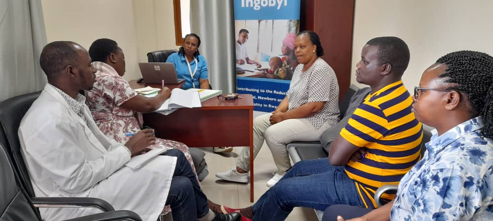 NyabikenkeH's tweet photo. Uyu munsi,abakozi ba @IntraHealth-Ingobyi basuye service ya Isange One Stop Center ikorera muri @NyabikenkeH.Bari baje kureba ishyirwa mu bikorwa ry'ibyavuye mu mahugurwa yateguwe na @RBCRwanda ku bufatanye n'Ingobyi ku mikorere ya #IOSC. Abahuguwe ni abakozi bakorera muri #IOSC https://t.co/zkLbUNES0a