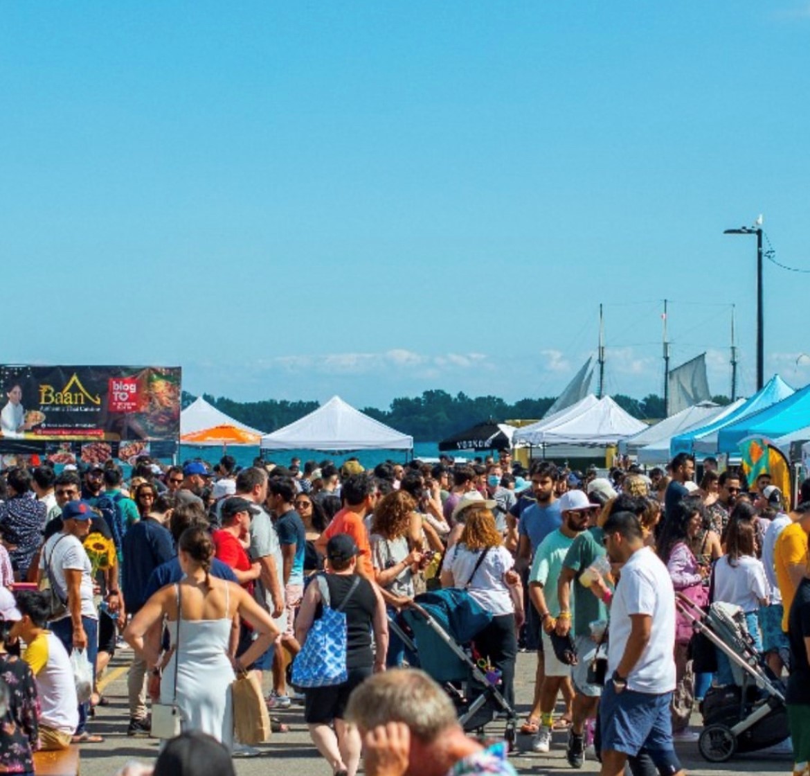 PortdeToronto's tweet image. Le plus grand marché alimentaire en plein air d’Amérique du Nord est de retour dans le secteur riverain cette fin de semaine.

@smorgasburg, c’est reparti! 🌮 🍕 🍔

📍 Cale de la rue Yonge

#smorgto #atthewaterfront

📸 : @waterfrontbia