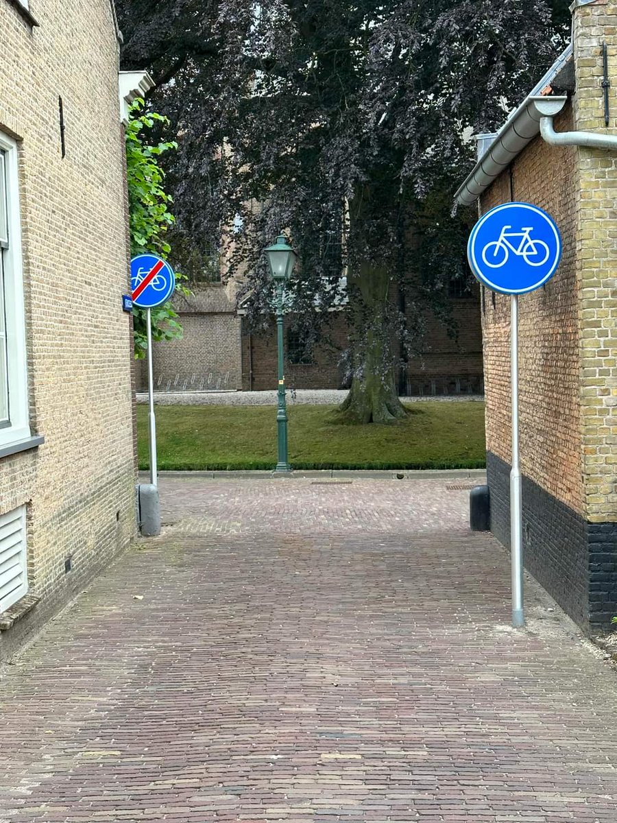 Met een lengte van 1548 meter is de A38 de kortste autosnelweg 
(in Ridderkerk) van Nederland!!!

Nu ook het kortste fietspad???
🤔🤣😂

#Kerksingel 
#Ridderkerk 🇳🇱