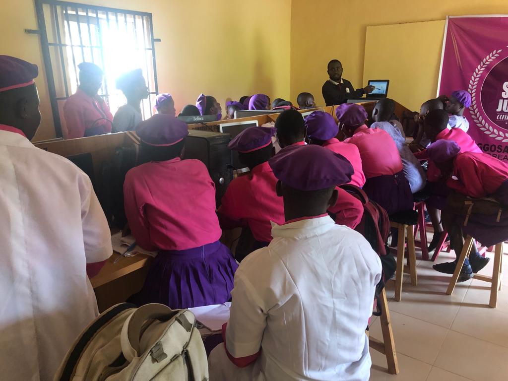 HafizLateef10's tweet image. Bringing the next generation into tech is the goal.
Volunteering for @TeenTech_Hub, showing the young students how to use @scratch and code 🖥️📲

Anticipate the Summer Camp 🔥🥵
Your kids will be significantly impacted.
#scratch #TeenTech