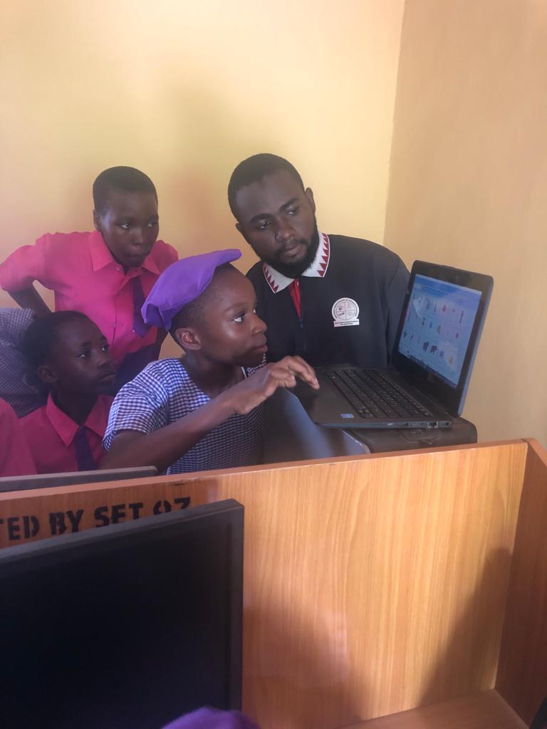 HafizLateef10's tweet image. Bringing the next generation into tech is the goal.
Volunteering for @TeenTech_Hub, showing the young students how to use @scratch and code 🖥️📲

Anticipate the Summer Camp 🔥🥵
Your kids will be significantly impacted.
#scratch #TeenTech