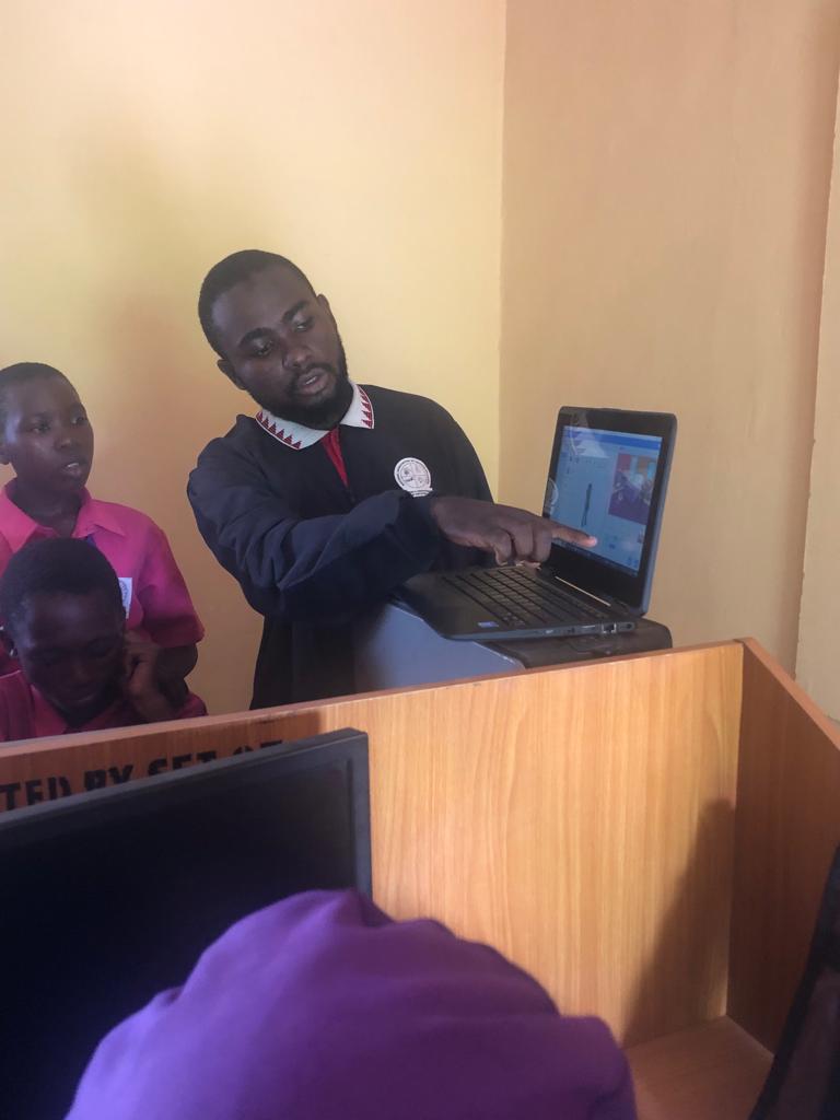 HafizLateef10's tweet image. Bringing the next generation into tech is the goal.
Volunteering for @TeenTech_Hub, showing the young students how to use @scratch and code 🖥️📲

Anticipate the Summer Camp 🔥🥵
Your kids will be significantly impacted.
#scratch #TeenTech