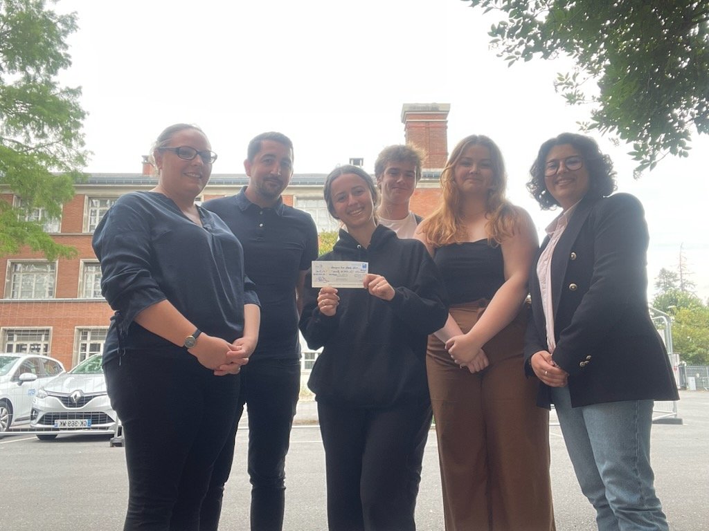 Ruffin__Nicolas's tweet photo. Remise ce jour du chèque à l'association "Du côté des femmes" @dcdf95 après la course solidaire organisée au lycée au mois de mai. @MonodCvl @Monod_MDL @phibonneville https://t.co/G3sX89F5E8