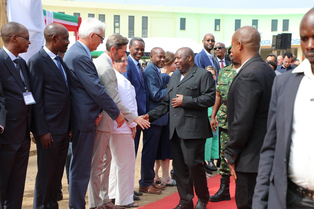 US_Emb_Burundi's tweet image. Village Health Works focuses on a comprehensive approach to health by ensuring all people have access to quality healthcare, education, and good nutrition. The opening of Kigutu Hospital is a key piece of this mission. DCM Keith Gilges congratulated @VHW team for strengthening…
