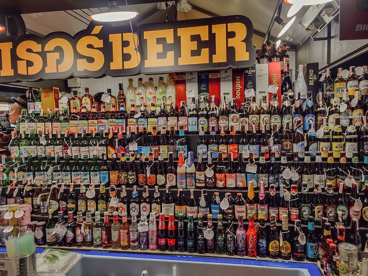 brewsandbeers's tweet photo. Bangkok's biggest beer bounty? Quite the beer collection at the new Jodd Fairs DanNeramit market in Bangkok!
#Bangkok #travel #Thailand #JODDFAIRS #beers #craftbeer #bar #pubs #BeerMenus #CraftBeer #brewdog #vedetta #deliriumtremens #paulaner #duvel #leffe https://t.co/krM32aZ7zX