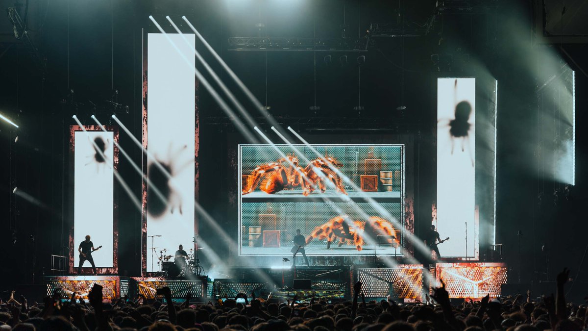 notchvfx's tweet image. “We could see anything from any angle and manipulate visuals in real time, which would have been a painfully slow experience with other software,&quot; says Tom Wall of @blinkinLAB about their work with More Eyes for @Pendulum.

go.notch.one/pendulumalexan…

#madewithnotch