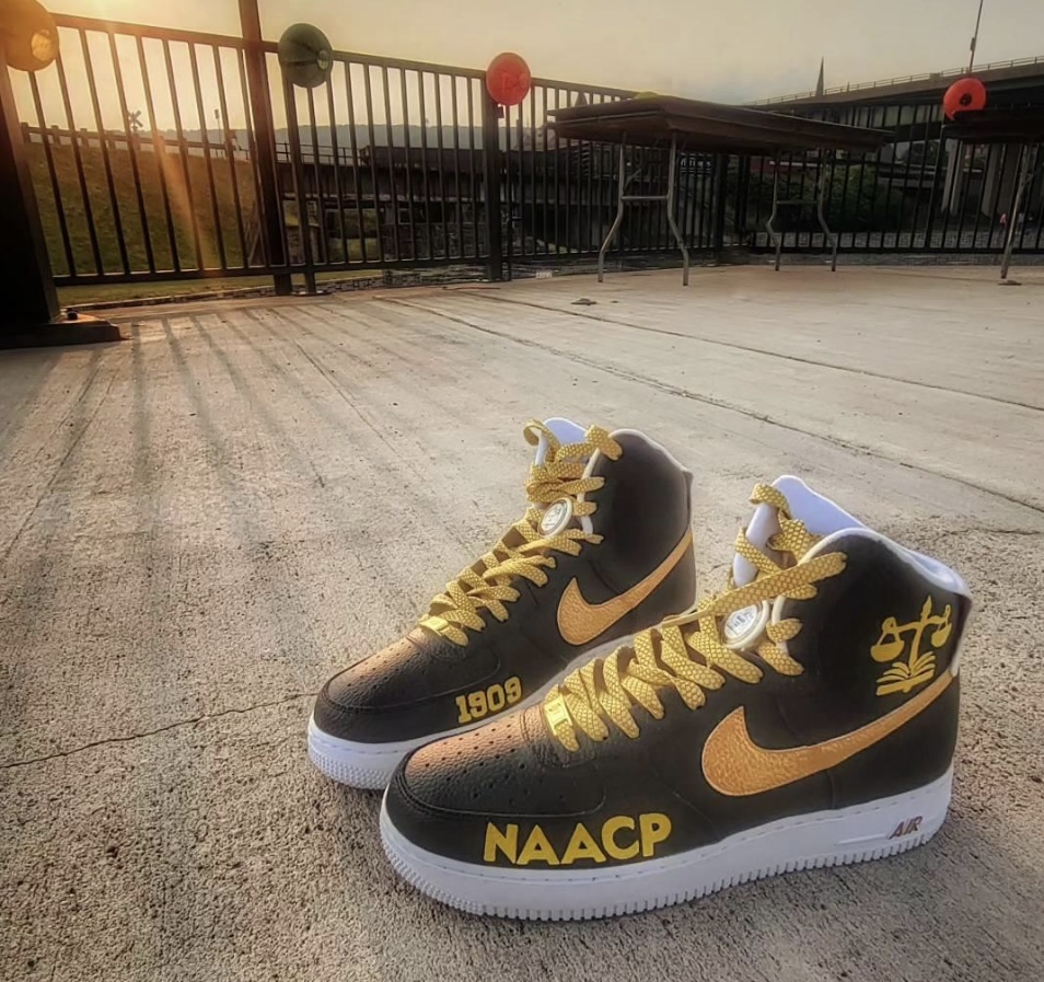 AlcoNaacp's tweet photo. Custom "Juneteenth" NAACP @Nike AF1's - designed by @mica student Neylan Parker @NAACP @DerrickNAACP @NAACPYC_ @NAACP_LDF @PHCHAED @NAACPBaltCounty @wordsofwiz27 @naacpmd_ecj @naacpimageaward #micamade #naacp #juneteenth #sneakerhead #NAACPConvention https://t.co/D6IEeZVZFD