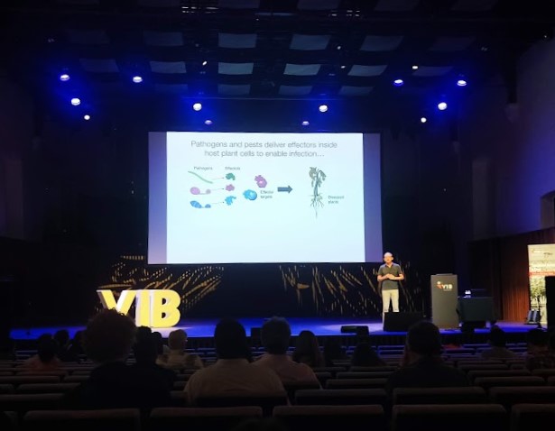 SielGoethals's tweet photo. The first day of #TRIC23 is almost coming to an end and I know I might be a bit biased, but "yes, more phytopathology"! @KamounLab from @TheSainsburyLab will tell us more about how to trick a plant pathogen 🤡 https://t.co/CSsZfNJV6V