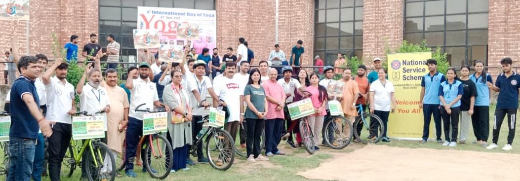 NssBhu's tweet photo. During the Misson Life Cycle Yatra #BHU NSS Volunteers participated in the International Yoga Day programme organised by JNU New Delhi which was attended by the Hon'ble Rector. Registrar, DSW and other officials of JNU. @bhupro
@YASMinistry @_NSSIndia @pibyas @NSSRDLucknow https://t.co/wQRmuUxeps
