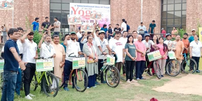 NssBhu's tweet photo. During the Misson Life Cycle Yatra #BHU NSS Volunteers participated in the International Yoga Day programme organised by JNU New Delhi which was attended by the Hon'ble Rector. Registrar, DSW and other officials of JNU. @bhupro
@YASMinistry @_NSSIndia @pibyas @NSSRDLucknow https://t.co/wQRmuUxeps