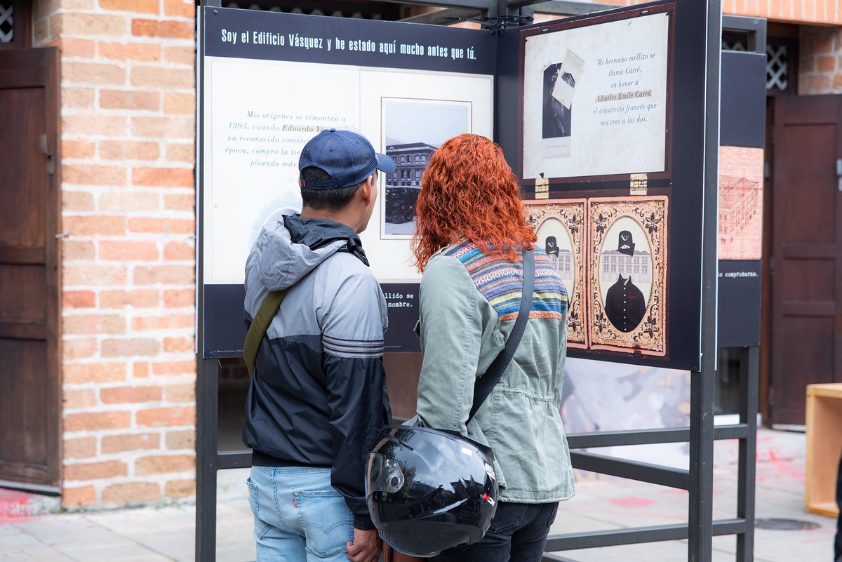 PatrimonioMDE's tweet photo. #PatrimonioMDE Hoy, al recorrer la exposición 𝘚𝘰𝘺 𝘦𝘭 𝘝𝘢́𝘴𝘲𝘶𝘦𝘻, 𝘮𝘦𝘮𝘰𝘳𝘪𝘢𝘴 𝘪𝘭𝘶𝘴𝘵𝘳𝘢𝘥𝘢𝘴,  evoca de nuevo este rincón de su infancia.

🙋🏽‍♀️🙋‍♂️Te invitamos a visitar esta muestra ubicada entre los edificios Vásquez y Carré, sobre Carabobo.

#NosMueveLaCultura https://t.co/Q0pdkBSCRA