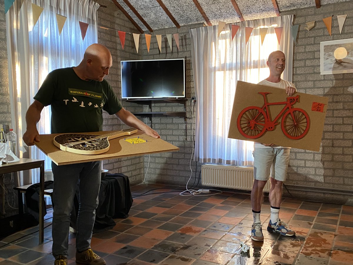 Twee jubilarissen op De Hilt
In de lange rij van teamleden die hun 25-jarig jubileum op De Hilt hebben gevierd kunnen ook Jack  en Paul worden toegevoegd. Tijdens de driedaagse studiedagen van het team...
de-hilt.nl/Home/Nieuws/20…