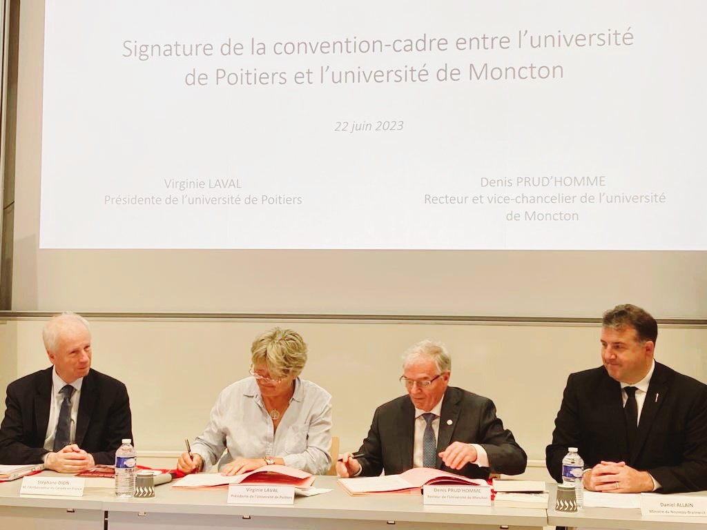 C’est ici même, en #Poitou, que plusieurs des milliers d’#Acadiens contraints à l’exil s’établirent dans la 2e moitié du 18e siècle. Un traumatisme majeur pour le peuple d’#Acadie, qui fait aujourd’hui rayonner la #francophonie canadienne. #AFEC <a href="/UnivPoitiers/">Université de Poitiers</a>