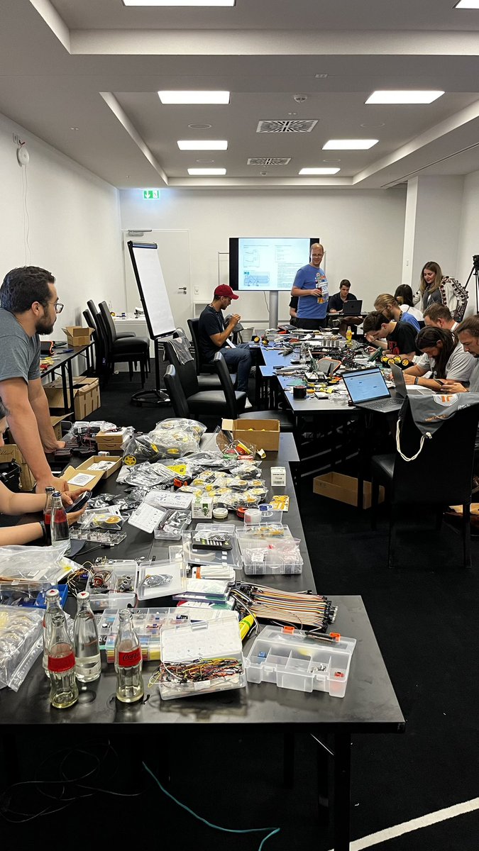 Der letzte Feinschliff an den Robotern beim Hebocon-Workshop bevor es ab 19:30 Uhr in den Ring geht! 🦾

#CloudLand2023