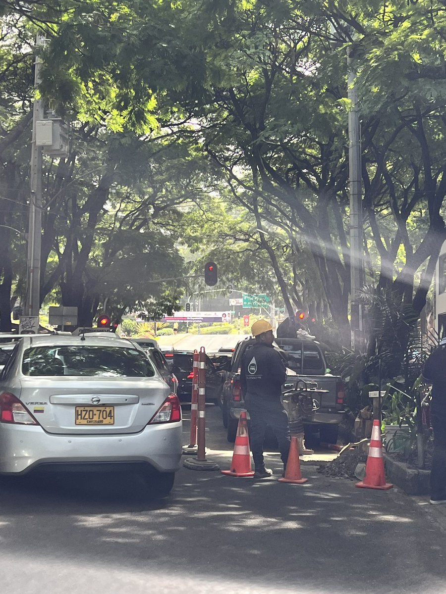 yibot's tweet photo. @sttmed  Carrera 34 8a 15 Poblado , se estacionan todo el día haciendo imposible el tránsito vehicular https://t.co/km41RMQzzR