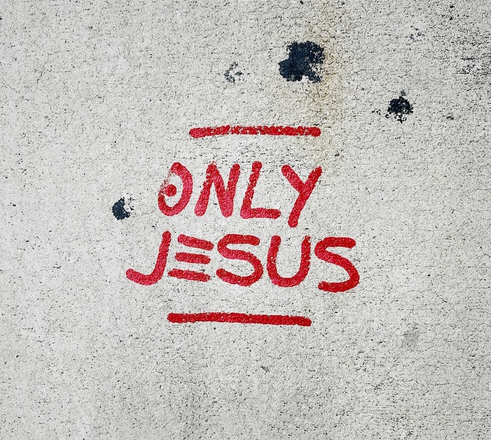 Vivimos en un mundo en el cual la desesperación y la necesidad es la excusa perfecta para cometer los peores errores. La mayoría va en masa a #Onlyfans , pero todo fuera muy diferente si acudieran OnlyJesus.