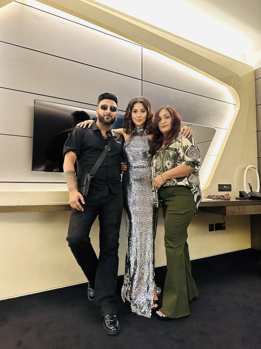 bimaloan0's tweet photo. Shehnaaz Gill @ishehnaaz_gill Share Picture
"Family ✨📷" #ShehnaazGill https://t.co/iPnnAmBGwE