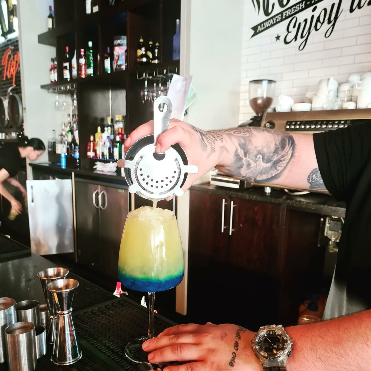 Catch some entertainment this weekend when grabbing a tasty bite to eat or a delicious cocktail at Sambuca. 🍕🥗🍹
You’ll find Simon May playing tomorrow night and Blondie, featuring Bonnie as Debbie Harry on Saturday night! 🎸🎤💃🏽🕺🏽
For bookings, call 01670 734895